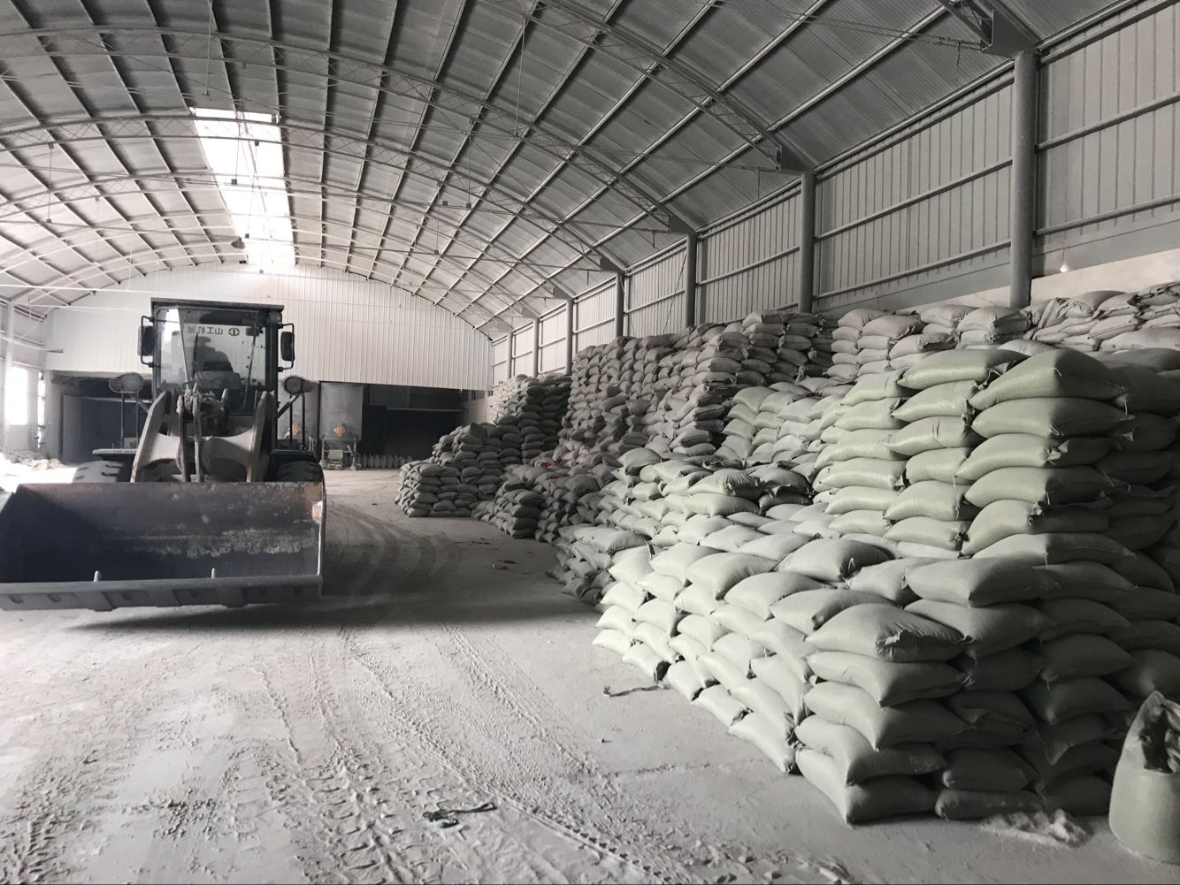 還原鐵粉堆放倉(cāng)庫(kù)