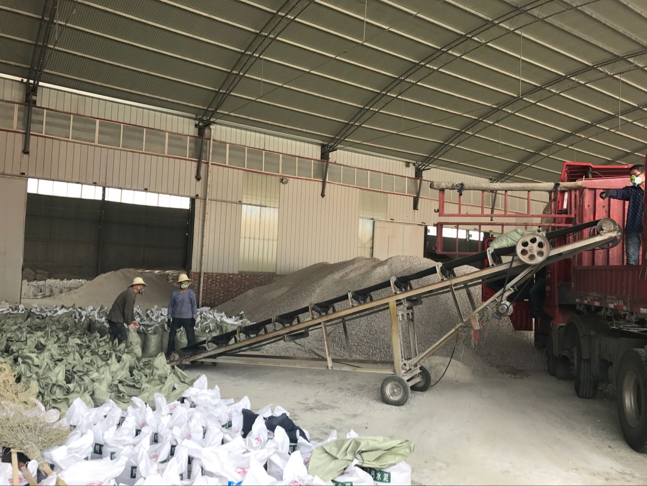 還原鐵粉發(fā)貨現(xiàn)場(chǎng)