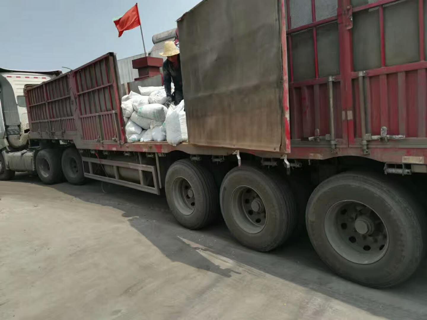 綠碳化硅發(fā)貨現(xiàn)場(chǎng)