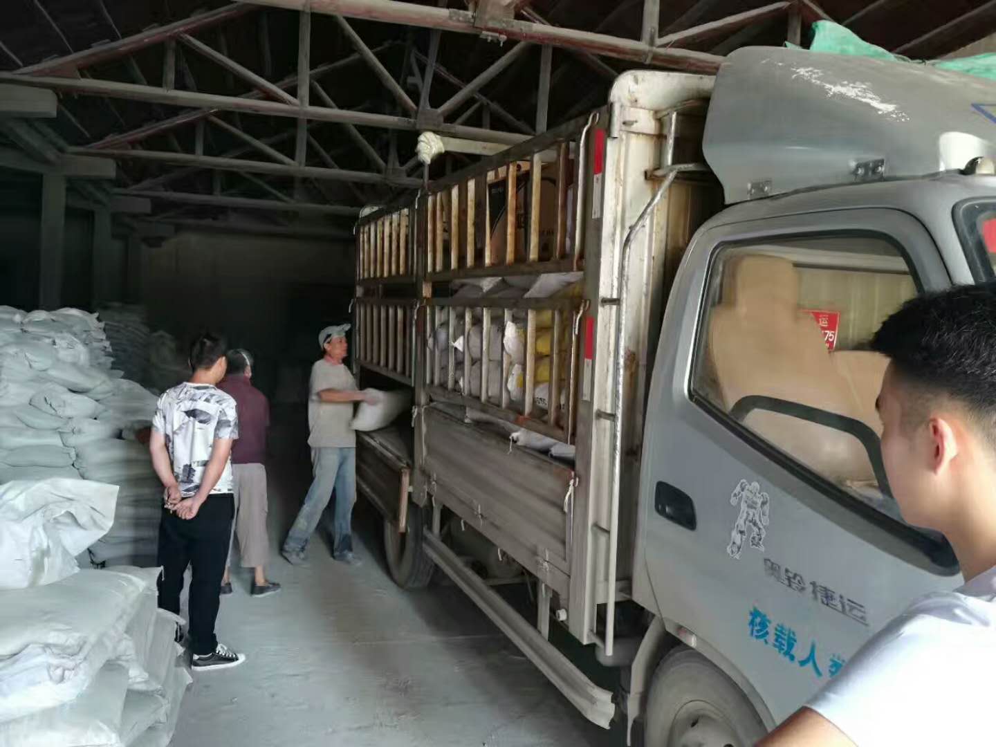 綠碳化硅微粉發(fā)貨現(xiàn)場(chǎng)