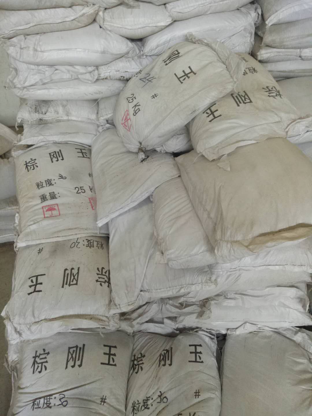 二級(jí)棕剛玉裝車(chē)待發(fā)