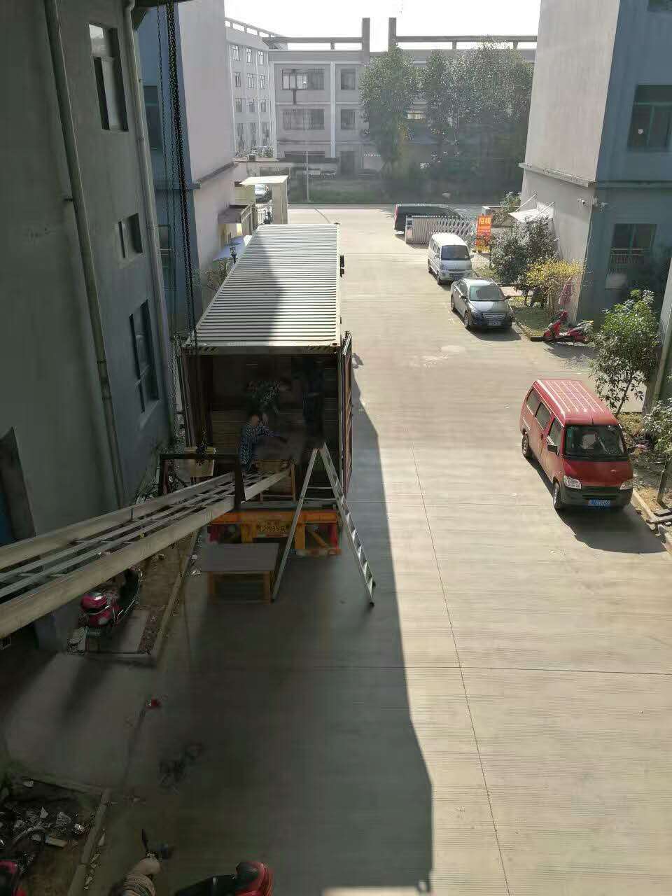 白剛玉裝貨現(xiàn)場(chǎng)