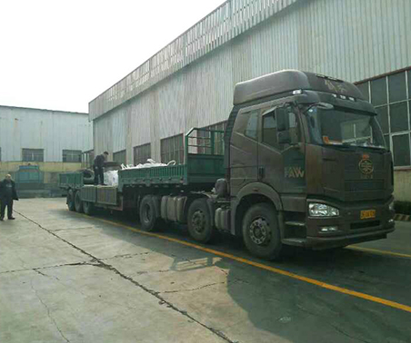 操作工人裝車(chē)中