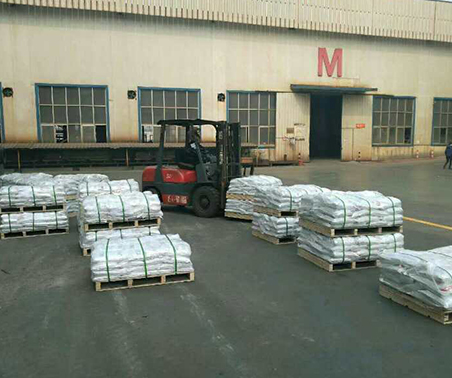 叉車(chē)裝貨發(fā)貨